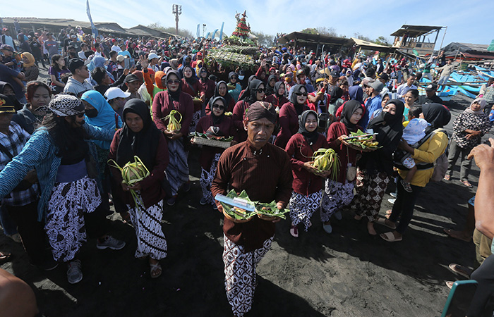 Paguyuban nelayan di Pantai Depok, Kapanewon Kretek, Bantul melaksanakan labuhan sebagai bentuk wujud syukur atas melimpahnya hasil laut, Kamis (27/7/23).&nbsp;