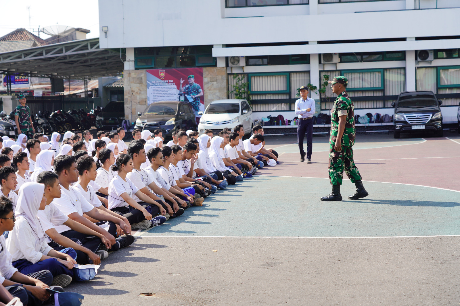 DISIPLIN:Sebagian siswa SMAN 10 Jogjakarta sat mengikuti latihan gerakan dasar peraturan baris berbaris di Lapangan Apel Makorem 072/Pamungkas Jogjakarta Senin (24/7/2023). (Penrem 072/PMK)