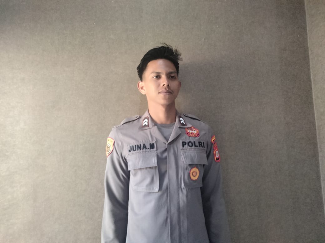 Briptu Arjuna Mahendra mendapat kenaikan pangkat luar biasa dari Kapolri berkat prestasinya dalam voli