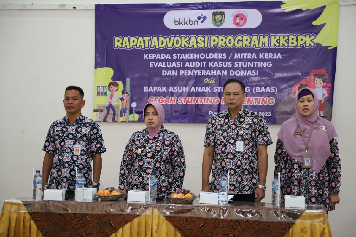 BANTUAN: Wabup menyerahkan donasi dari BAAS kepada sejumlah balita di Kabupaten Purworejo pada rapat advokasi program KKBPK (Kependudukan Keluarga Berencana dan