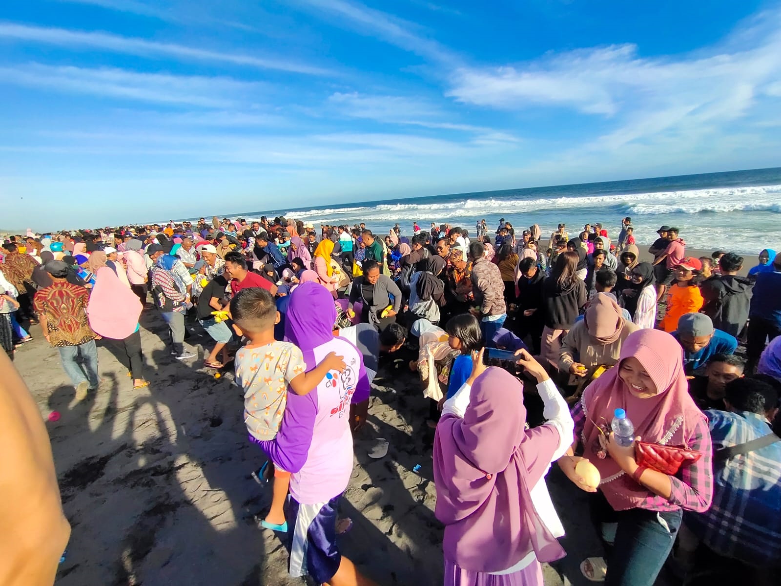 TRADISI: Suasana prosesi larung tumpeng di Pantai Dewaruci Jatimalang Purworejo Kamis (27/7). Tradisi larung tumpeng ini rutin diadakan tiap Sura.