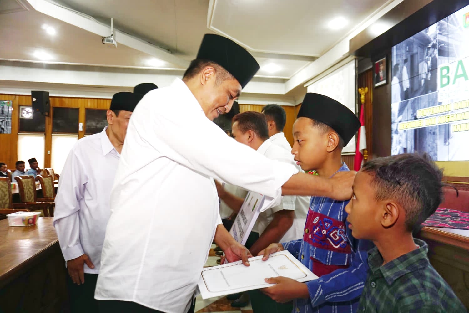 SIMBOLIS: Bupati Magelang Zaenal Arifin menyerahkan bantuan RTLH dan santunan kepada anak yatim/piatu di Ruang Bina Karya, Setda Kabupaten Magelang, Rabu (26/7). (Prokompim Setda Kabupaten Magelang)