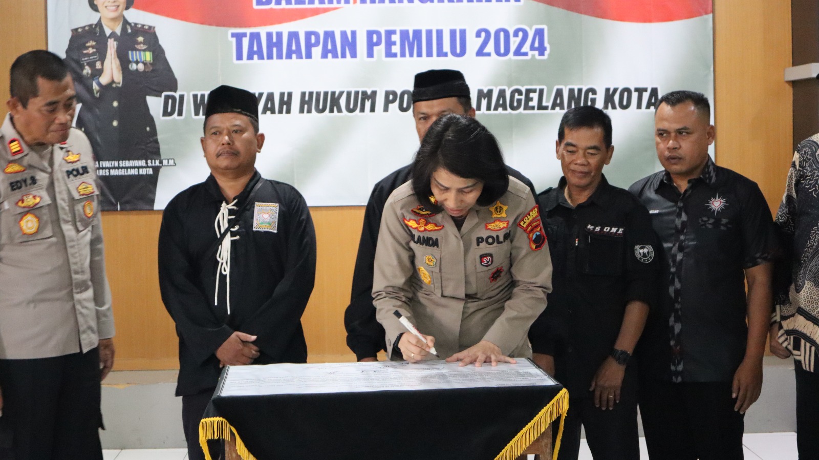 DEKLARASI: Kapolres Magelang Kota bersama Ketua Ketua Ikatan Pencak Silat Indonesia (IPSI) Kota Magelang saat menandatangani deklarasi damai, Rabu (26/7). (Dok Humas Polres Magelang Kota)