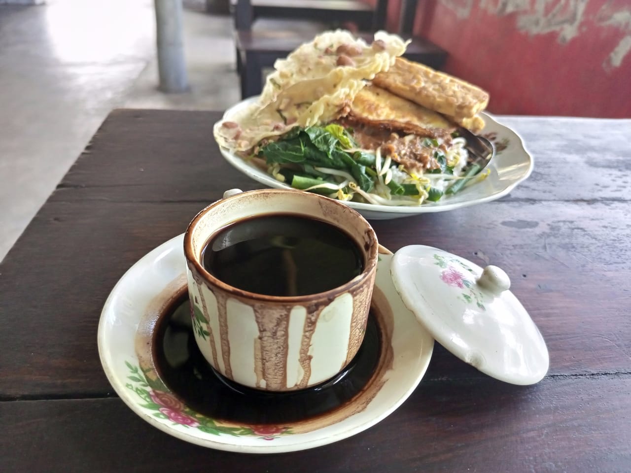 NIKMAT: Sajian kopi dan pecel di Gandroeng Coffee di Jl Perumnas Nologaten, Condongcatur, Depok, Sleman.  (GUNTUR AGA TIRTANA/RADAR JOGJA)