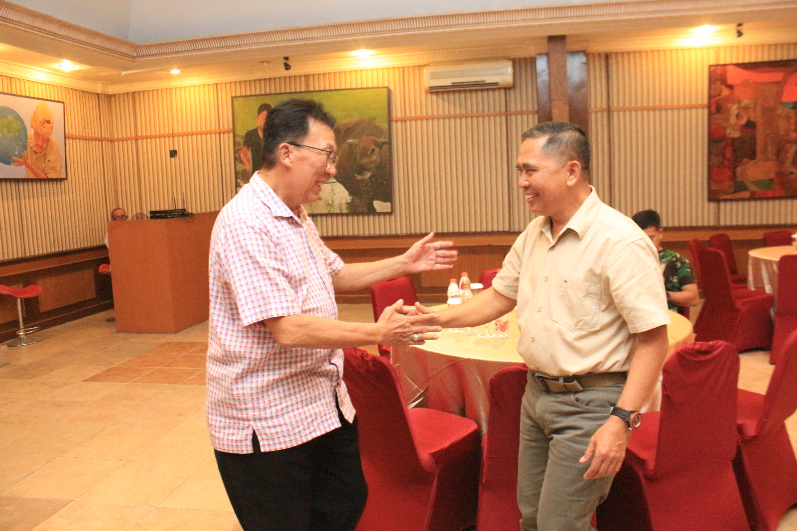 INSPIRASI: Kapenrem 072/Pamungkas Mayor Czi Agus Sriyanta bersama CEO PT Muncul Group Soekeno saat perpisahan di kantor Muncul Group. (Penrem 072/PMK)