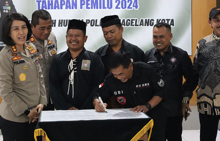 DEKLARASI: Kapolres Magelang Kota bersama Ketua Ketua Ikatan Pencak Silat Indonesia (IPSI) Kota Magelang saat menandatangani deklarasi damai, Rabu (26/7/23).