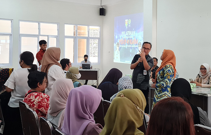 DIALOG: Wali Kota Magelang Muchamad Nur Aziz saat memberikan motivasi bisnis kepada para pelaku usaha perwakilan RW di IKM Center, Kamis (27/7/23).