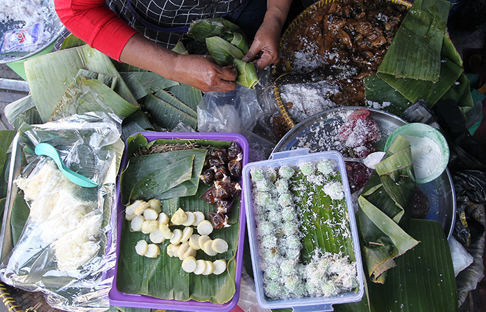 Jajanan pasar merupakan makanan tradisional Indonesia