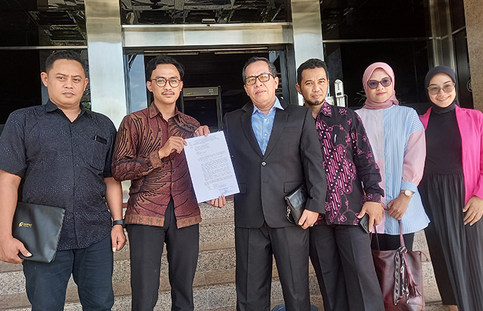 DIBATALKAN: Kuasa hukum Sulcha Prihastri, Zulfikri Sofyan dan tim di depan Kantor BI Perwakilan DIJ saat menunjukkan surat pemanggilan eksekusi dari PN Jogja.