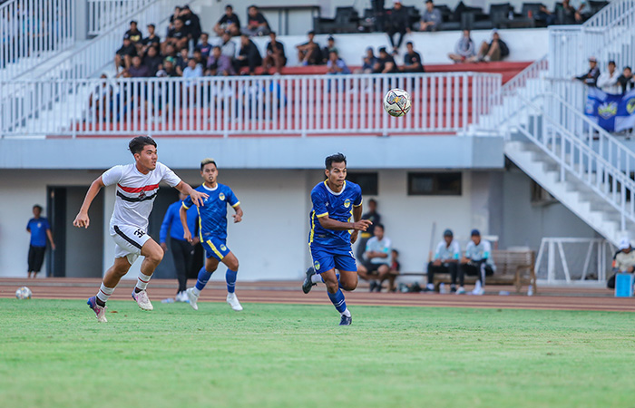 JADI TOLOK UKUR: Pemain PSIM Jogja I Nyoman Sukarja (kanan) mengejar bola dalam laga uji coba pramusim melawan Putra Surakarta di Stadion Mandala Krida, Jumat sore (28/7/23).