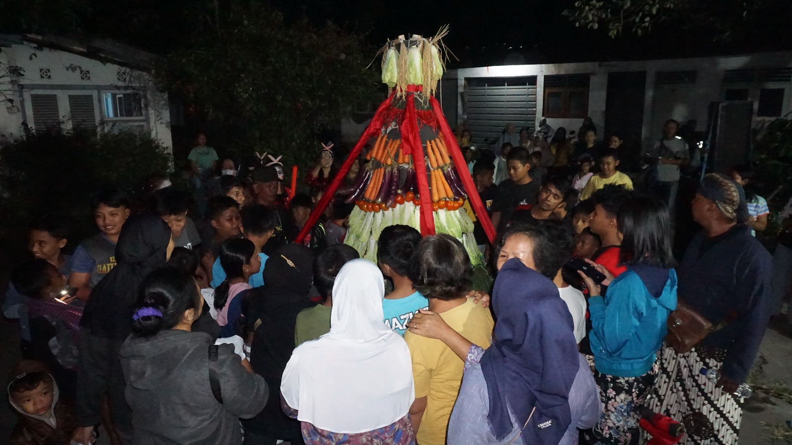 RUTIN TAHUNAN: Masyarakat Kelurahan Pringgokusuman saat melakukan arak-arakan Jenang Suran, Kamis malam (27/7).