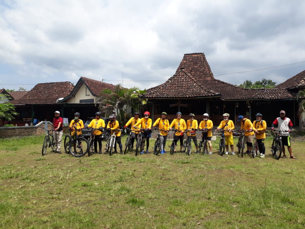 DESTINASI: Sejumlah pesepeda di depan Rumah Joglo Desa Wisata Kelor, Bangunkerto, Turi, Sleman. (Endra Harwanta for Radar Jogja)