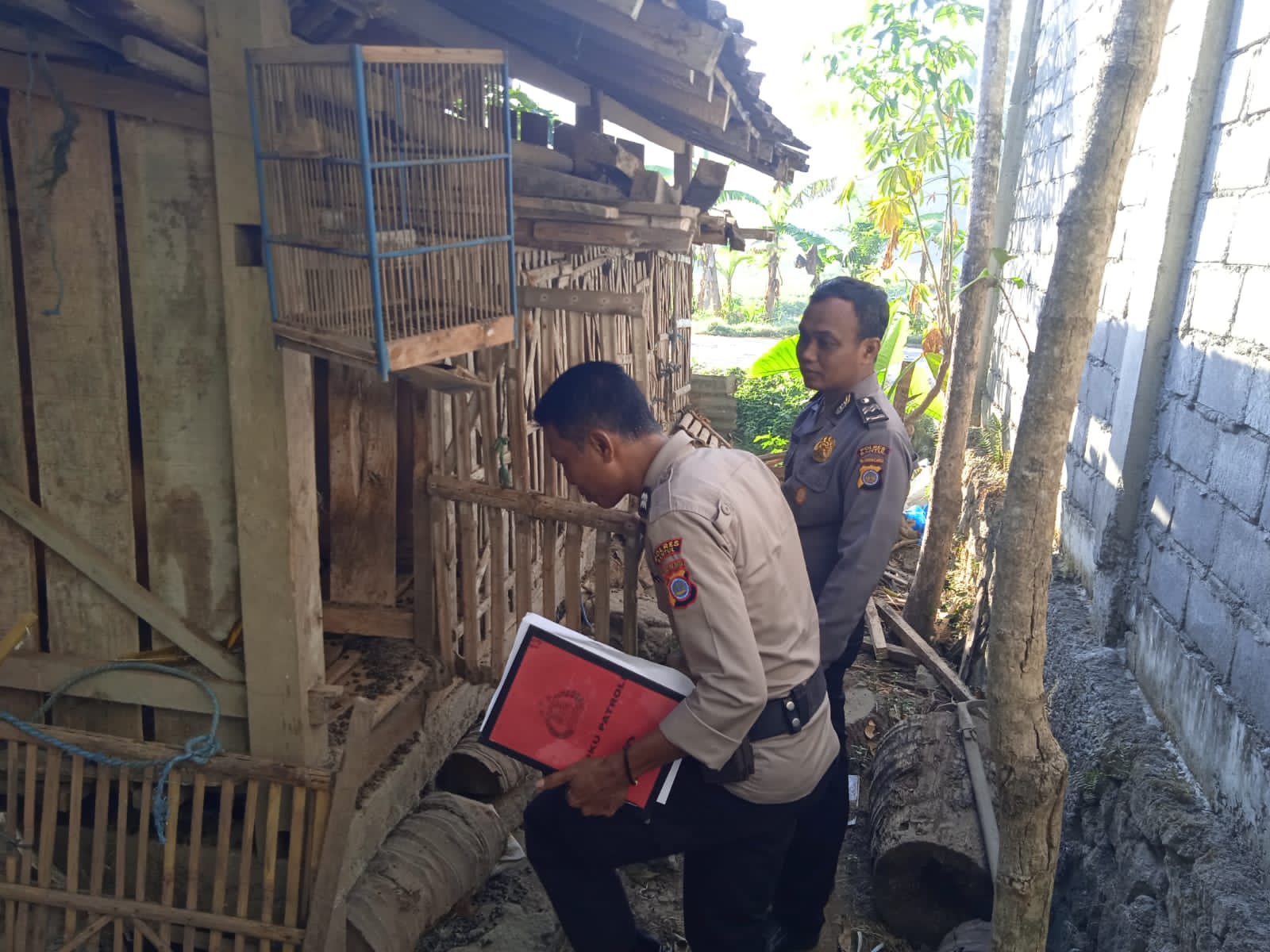 CEK: Petugas Polres Bantul saat melakukan olah tempat kejadian perkara di lokasi pencurian hewan ternak di wilayah Bantul. (Dok Polres Bantul)