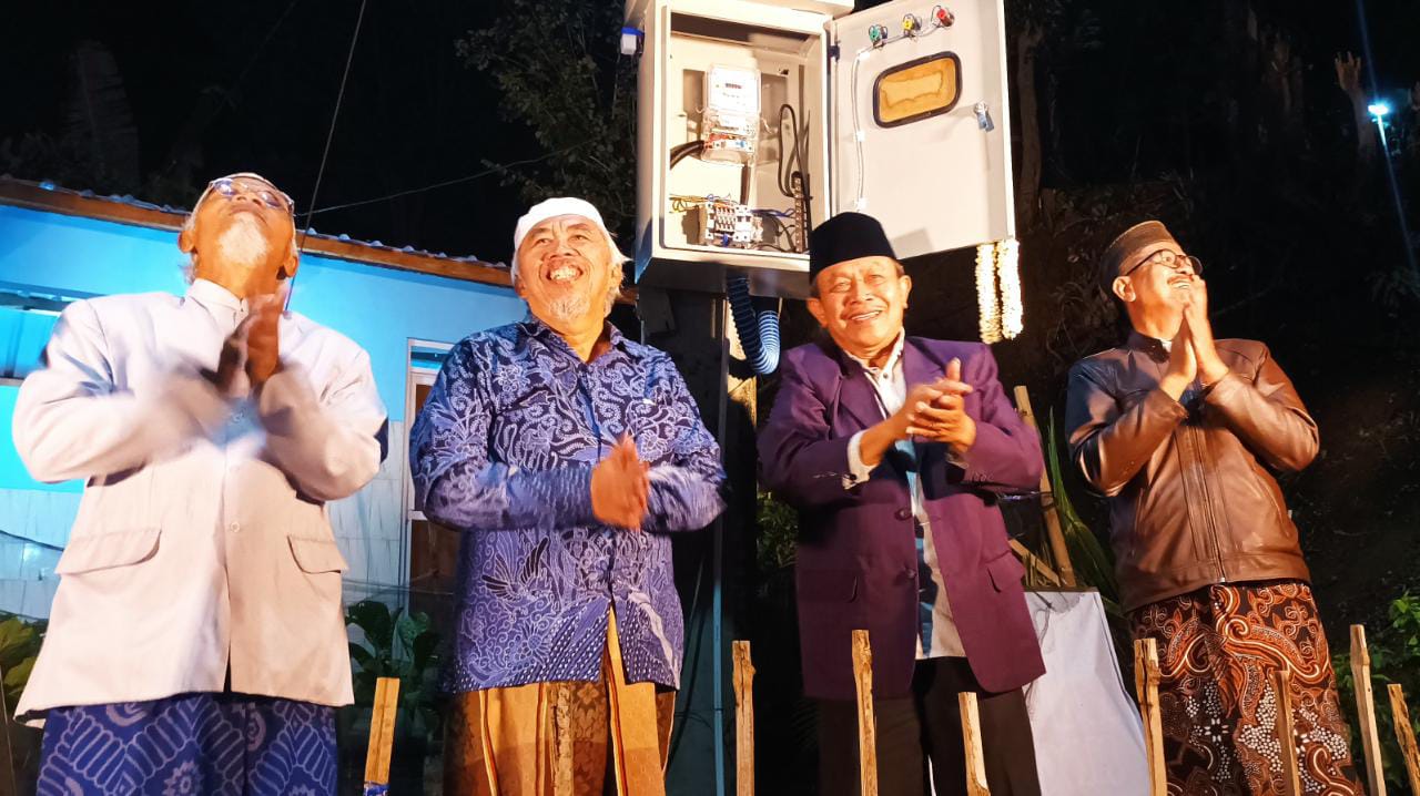 TERANG: Suasana peresmian LPJU di ruas jalan Karangkulon-Giriloyo-Cengkehan, Imogiri, Wukirsari, Bantul beberapa waktu lalu. (IWAN NURWANTO/RADAR JOGJA)