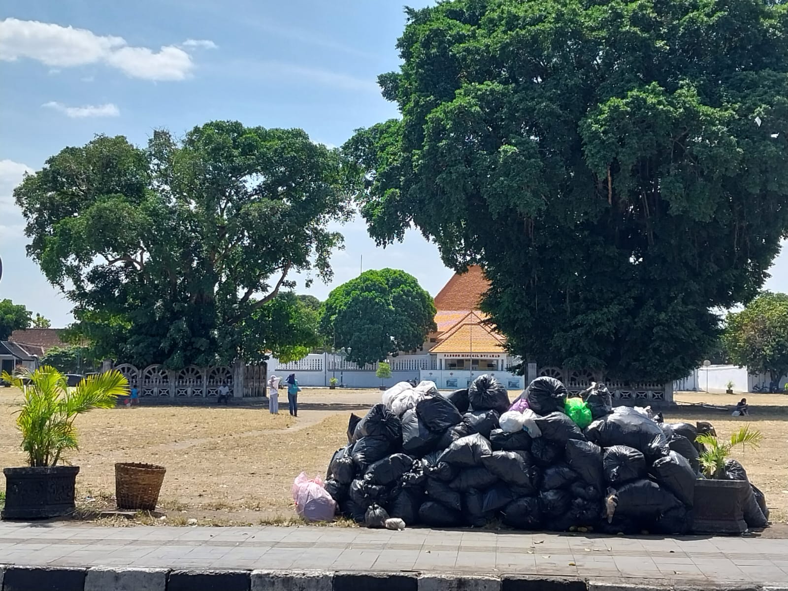 KOTOR: Gunungan sampah berada di Alun-Alun Selatan Kota Jogja mengeluarkan bau menyengat dan dikerubungi lalat Jumat siang (28/7/2023). (Wulan Yanuarwati/Radar Jogja)