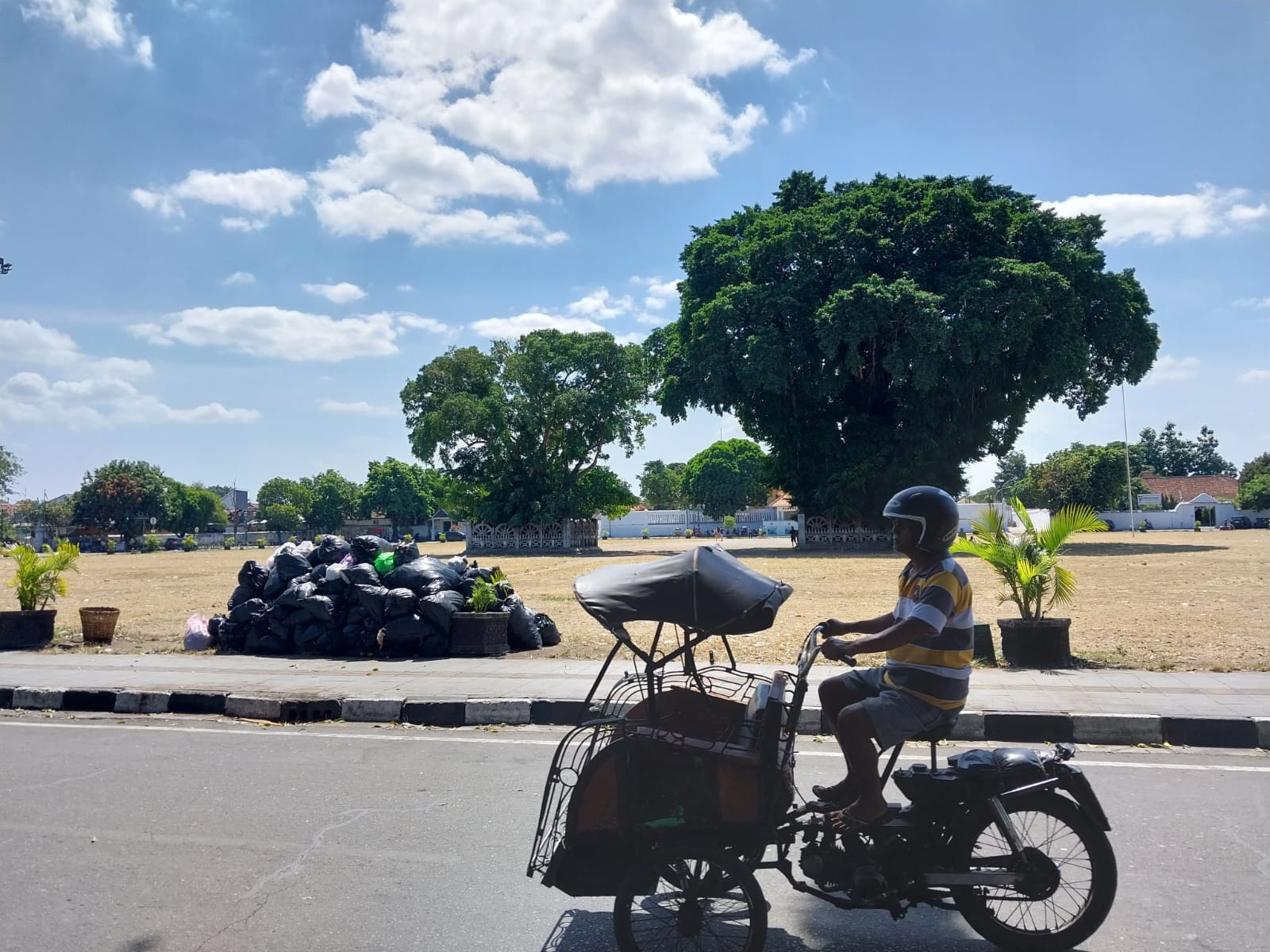 KOTOR: Gunungan sampah berada di Alun-Alun Selatan Kota Jogja mengeluarkan bau menyengat dan dikerubungi lalat Jumat siang (28/7/2023). (Wulan Yanuarwati/Radar Jogja)