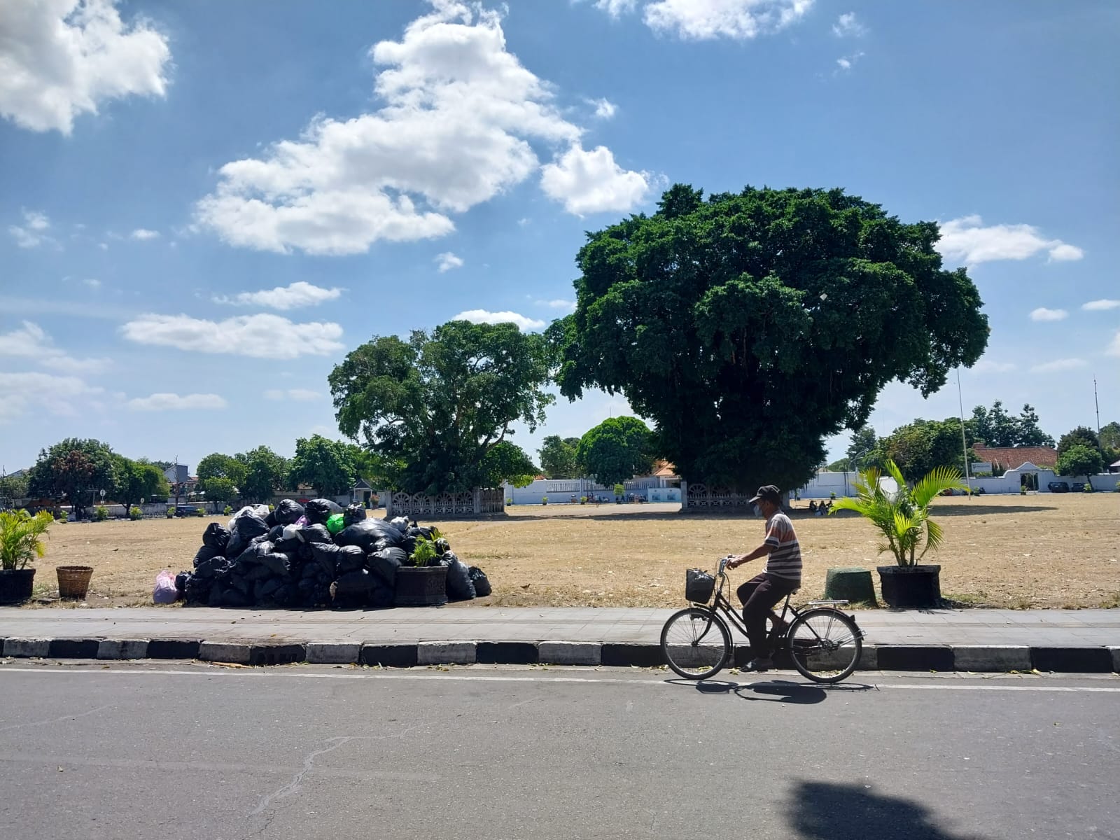 KOTOR: Gunungan sampah berada di Alun-Alun Selatan Kota Jogja mengeluarkan bau menyengat dan dikerubungi lalat Jumat siang (28/7/2023). (Wulan Yanuarwati/Radar Jogja)