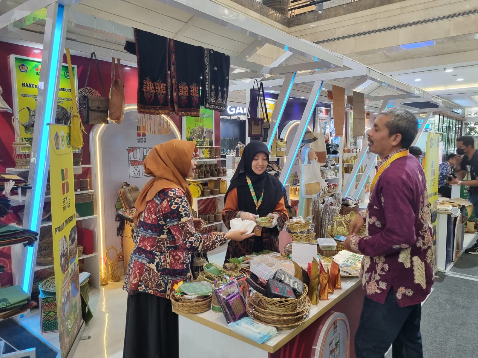 BISNIS: Agenda gebyar UKMK berbasis sawit menampilkan ragam produk turunan sawit di Atrium Ambarrukmo Plaza 28 hingga 30 Juli 2023. (Fahmi Fahriza/Radar Jogja)