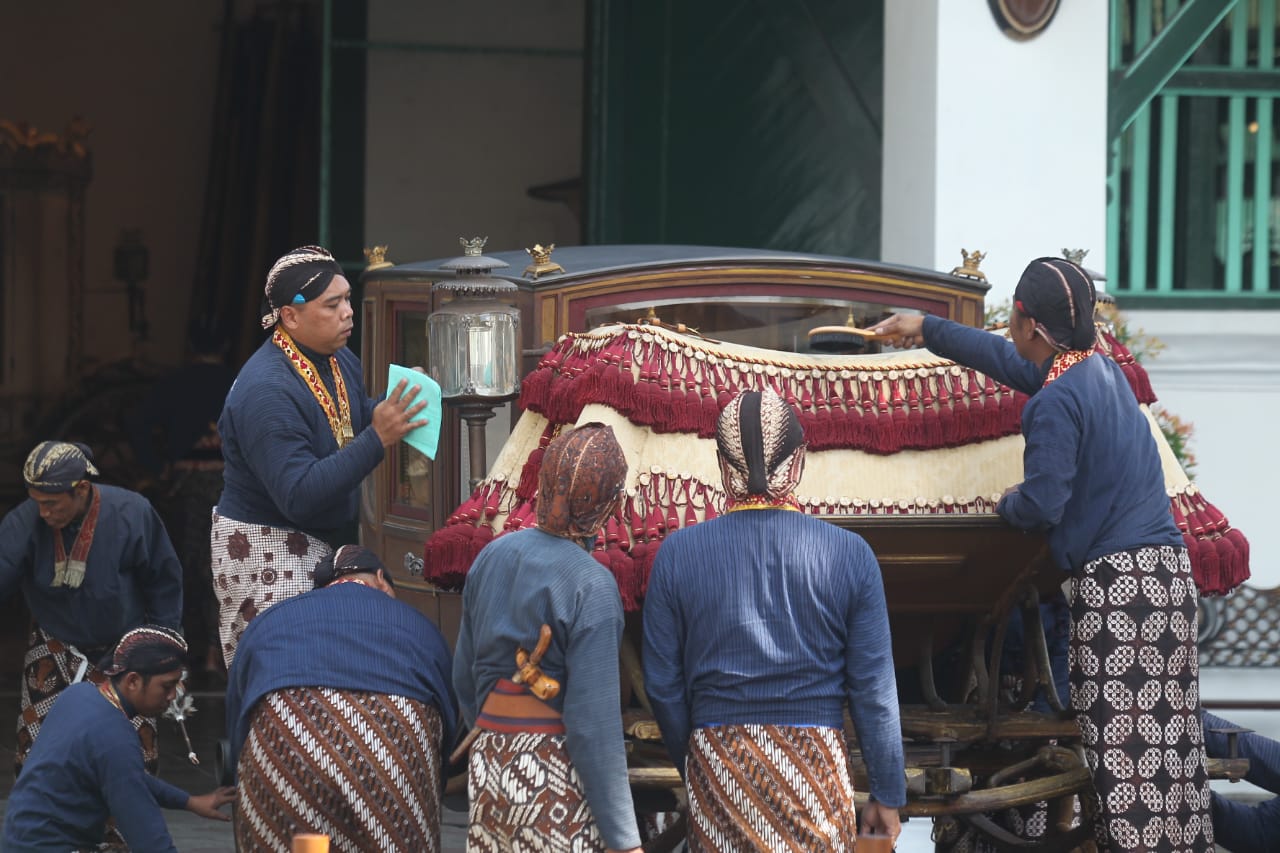 HADIAH: Abdi dalem Keraton Jogja menjamas kereta milik Keraton Jogja Jumat (28/7/2023). (GUNTUR AGA TIRTANA/Radar Jogja)