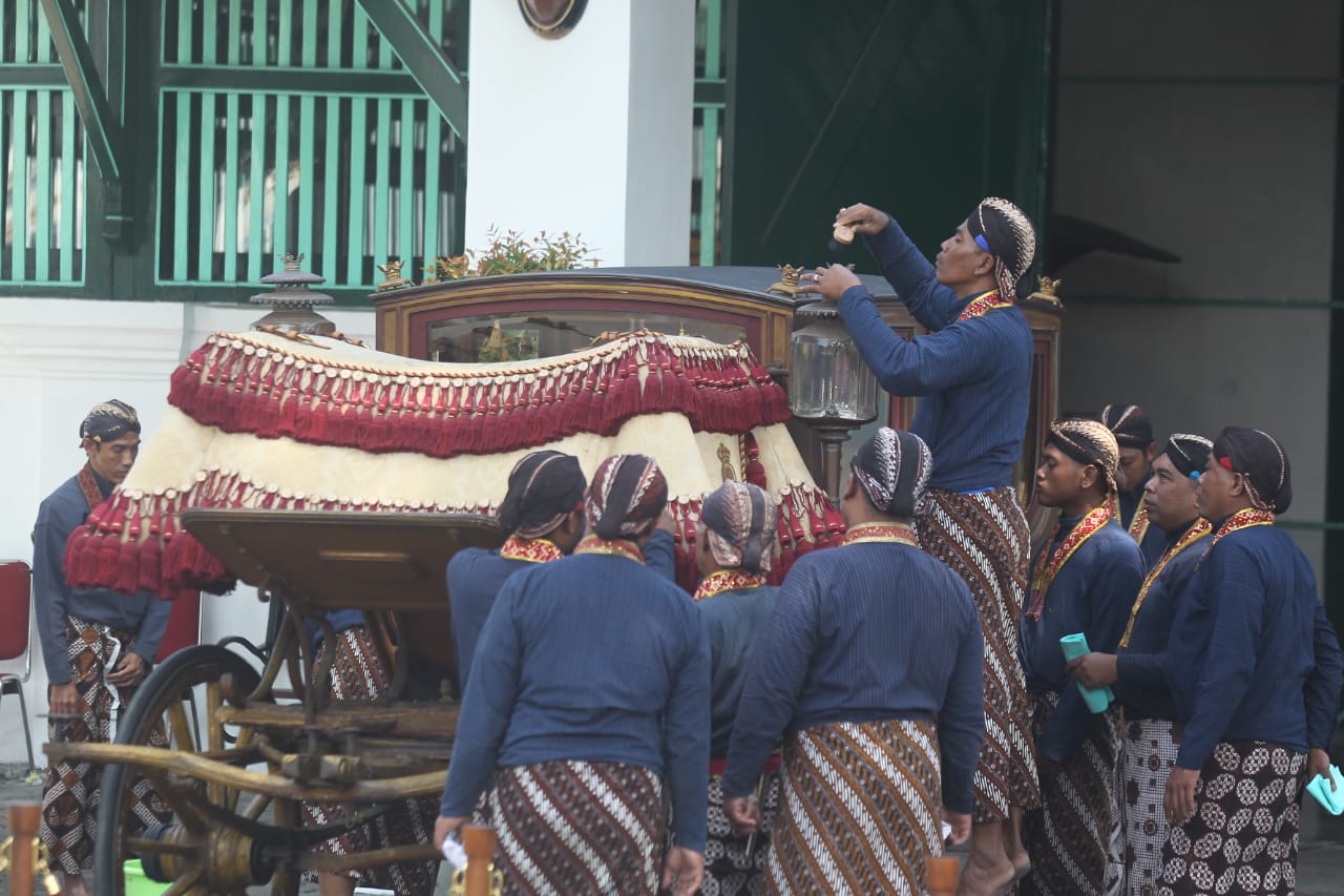MUSEUM: Abdi dalem Keraton Jogja menjamas kereta milik Keraton Jogja Jumat (28/7). (GUNTUR AGA TIRTANA/Radar Jogja)