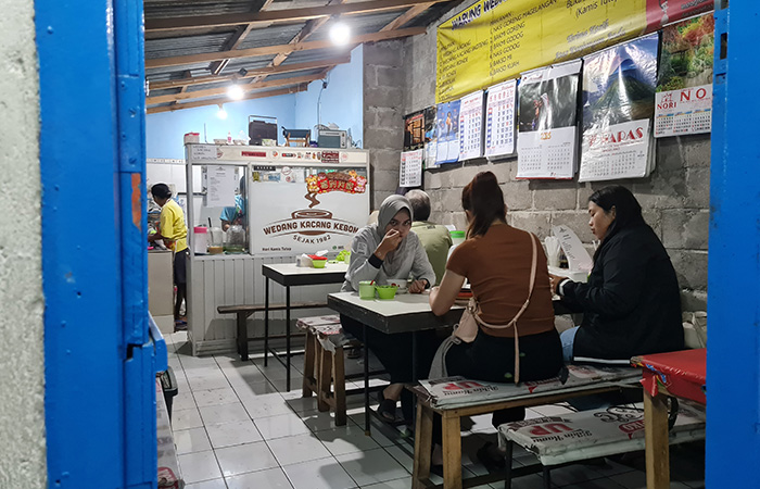 TAMPAK SEGAR: Wedang kacang ini menjadi satu menu yang paling banyak diminati pengunjung. Cita rasanya pun khas dan resepnya bertahan dari 1980-an hingga sekarang.