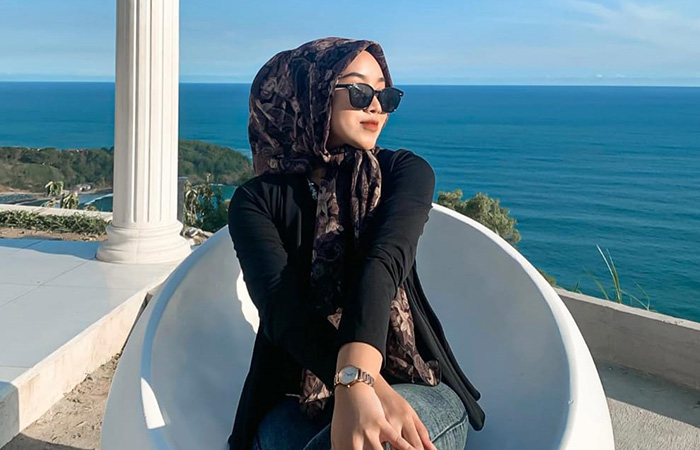EKSOTIS : Pengunjung menikmati hamparan alam gugusan bukit dengan landscape pemandangan laut lepas di Bukit Pitris, Kebumen.