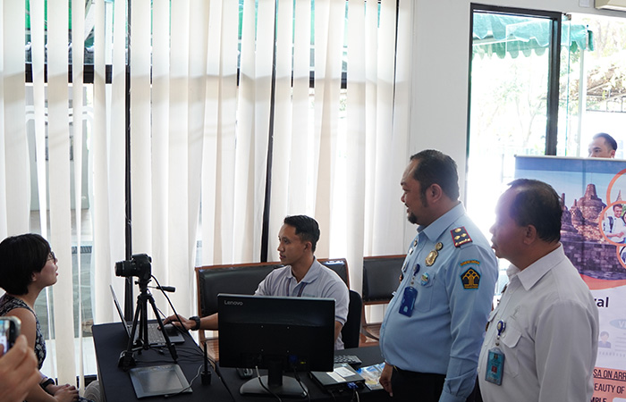 UJI COBA: Salah satu turis WNA melakukan perpanjangan izin tinggal kunjungan di Maingate Candi Borobudur.