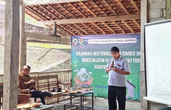 PAPARAN: Perwakilan dari Koperasi Darmowarih Tirtolestari saat menyampaikan soal kolaborasi aksi nandur dan sinau bareng pengelolaan sumber daya air berkelanjutan, Jumat (28/7/23).