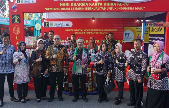 Caption: Kemenkumham DIJ menghadirkan layanan Administrasi Hukum Umum (AHU) seperti layanan Perseroan Perorangan, Apostille, dan konsultasi terkait berbagai layanan AHU di gelaran Bantul Creative Expo