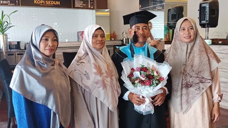 WISUDA: Sukadi didampingi ketiga istrinya di salah satu hotel di Klaten seusai acara wisuda, Selasa (25/7). (ANGGA PURENDA/RADAR SOLO)