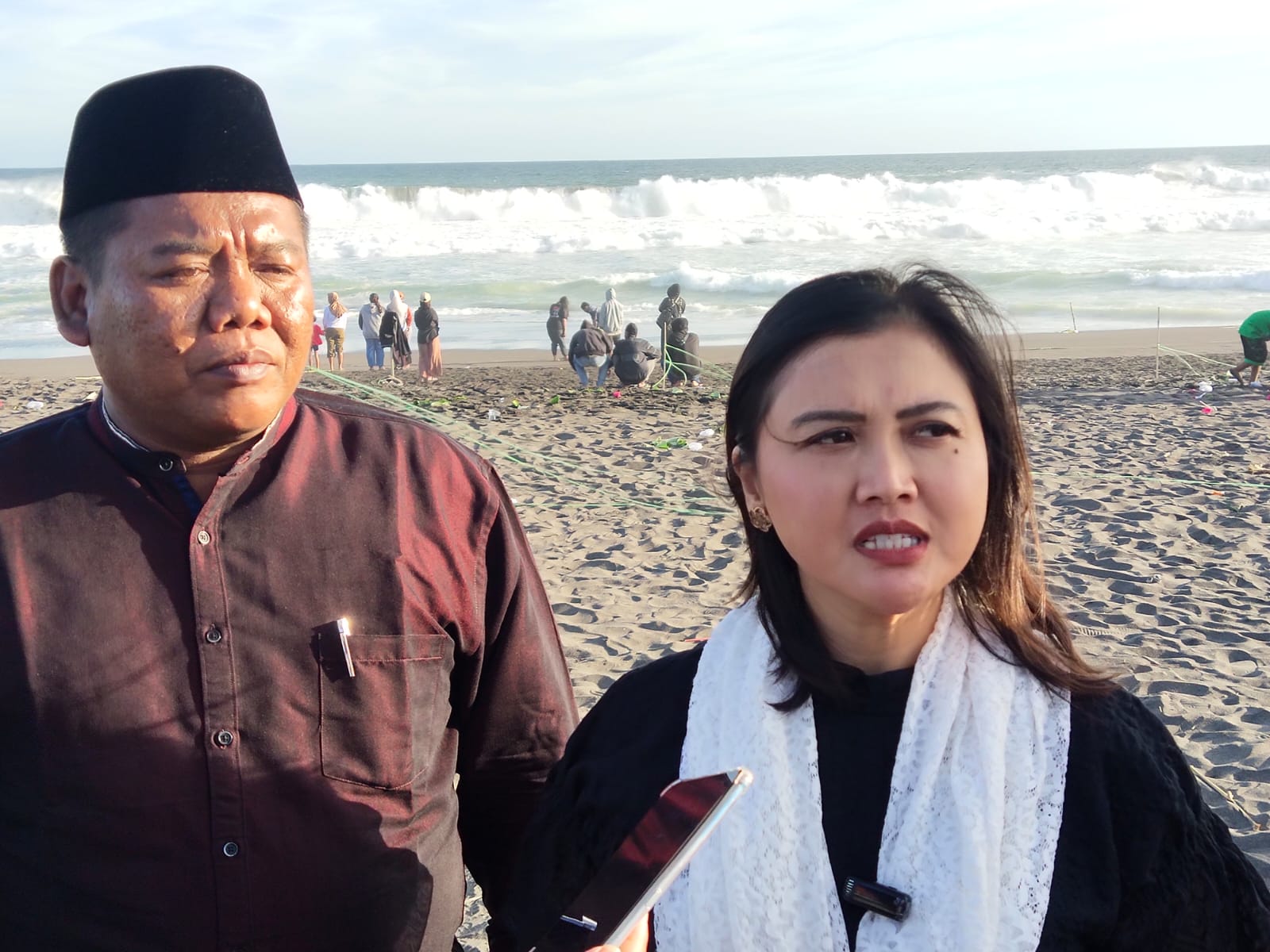 Anggota Komisi IV DPR RI Vita Ervina didampingi oleh Kepala Desa Jatimalang Suwarto.