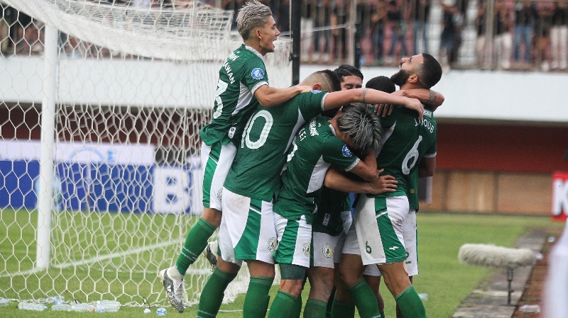 SELEBRASI: Pemain PSS Sleman merayakan gol ke gawang Persis Solo. (GUNTUR AGAR TIRTANA/RADAR JOGJA)