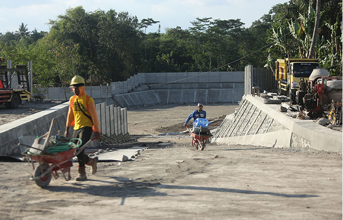 DIKEBUT: pekerja merampungkan Ketiga,pengerjaan Tempat penampungana sampah terpadu (TPST) Tamanmartani Sleman
