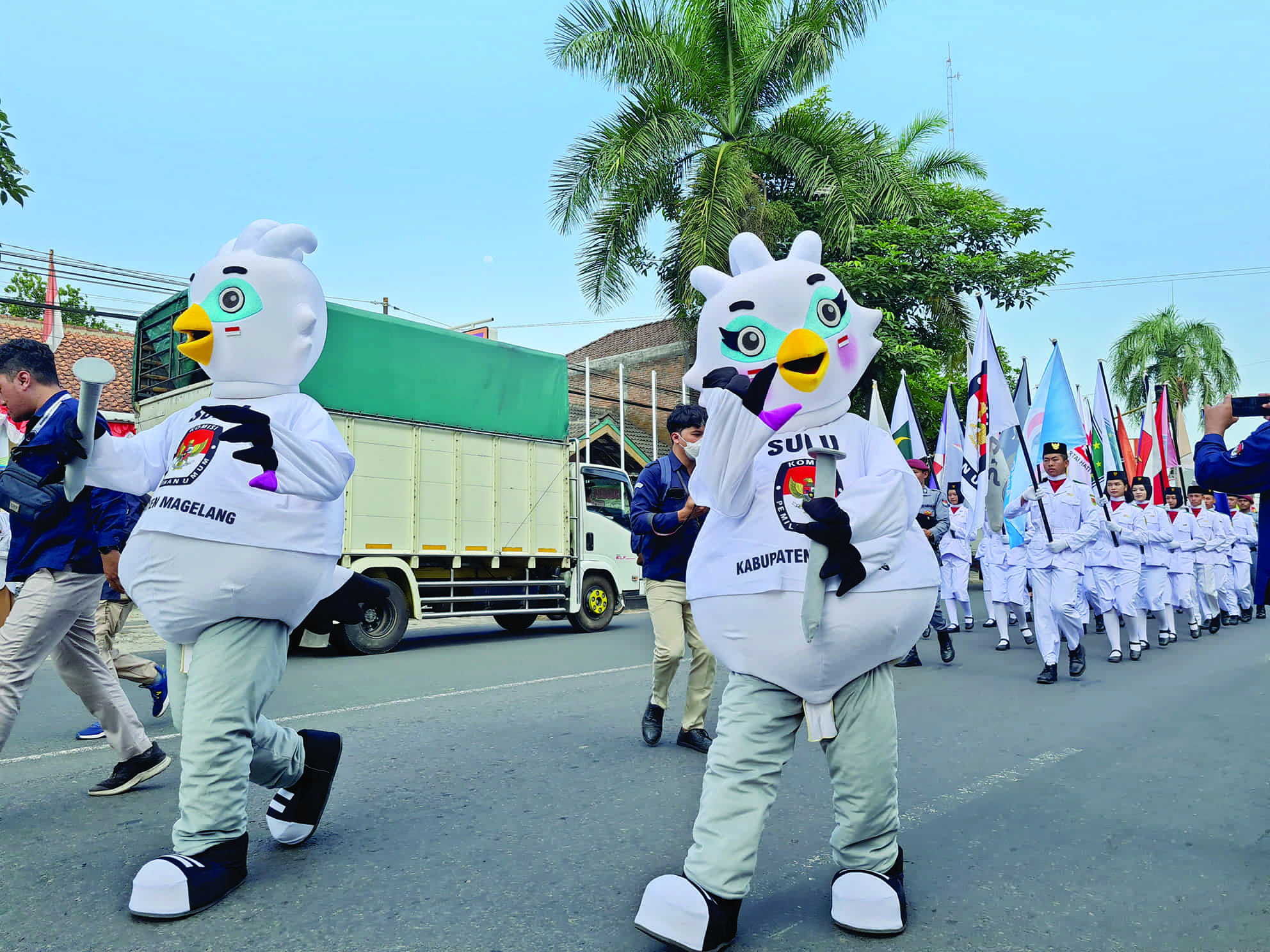 SOSIALISASI: Sejumlah pelajar membawa bendera partai peserta Pemilu 2024 saat mengikuti Kirab Pemilu 2024 di Kabupaten Magelang, Sabtu (29/7).
