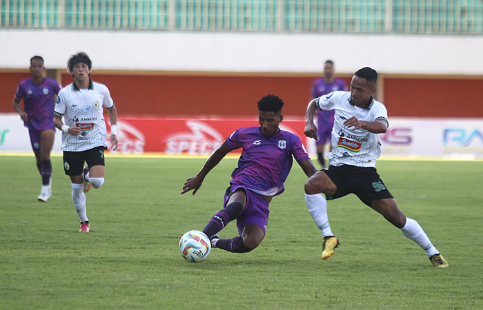 NGOTOT: pemain pss sleman Abduh Lestaluhu (kanan) berebut bola dengan pemain RANS&nbsp;Nusantara FC Tavinho dalam pertandingan Liga 1, di Maguwoharjo international stadium (Magis).