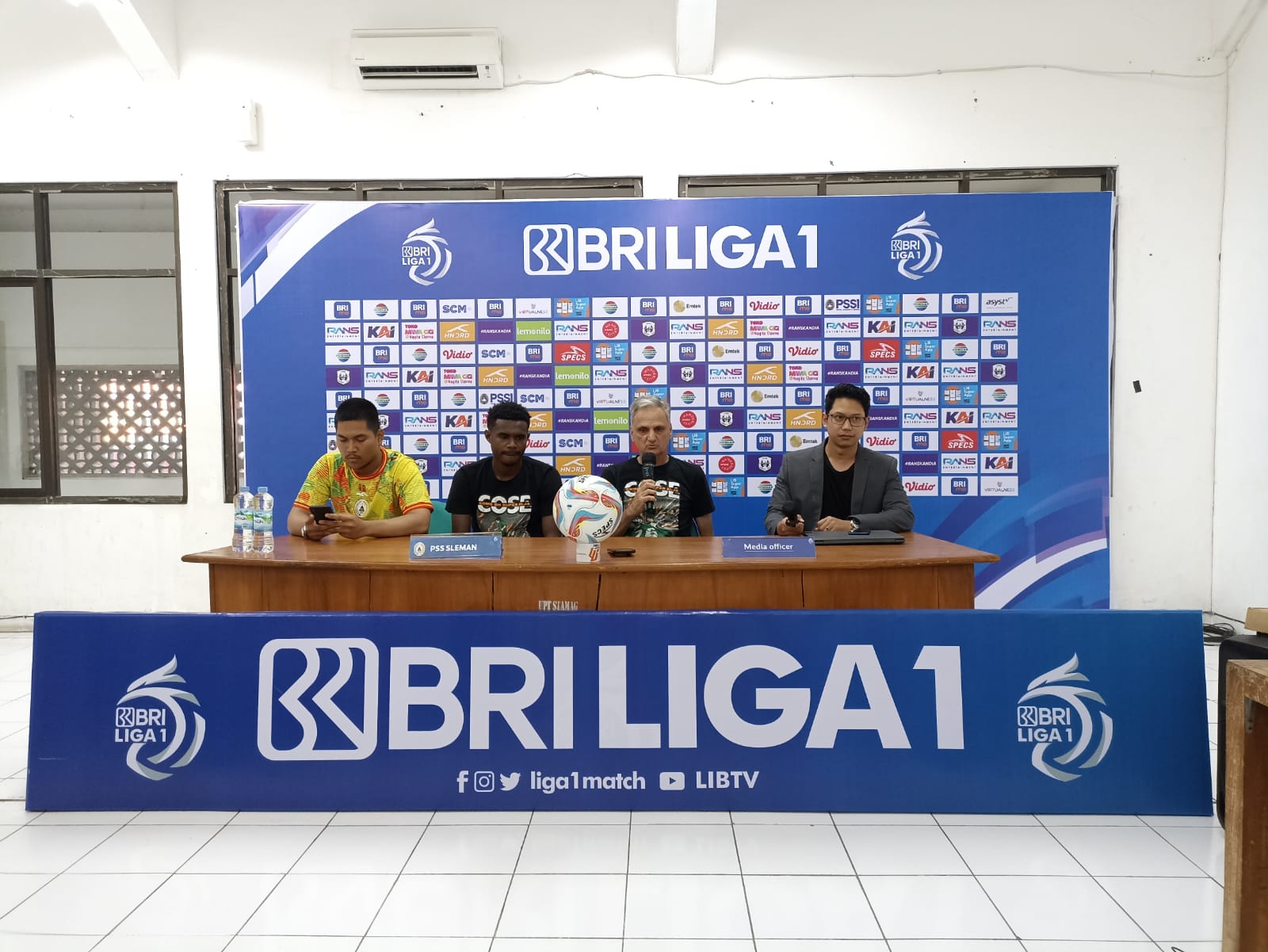 SIAP TANDING : Suasana jumpa pers jelang laga antara RANS Nusantara FC kontra PSS Sleman, kemarin (28/7). Kedua tim bertekad akan menampilkan permainan menarik. (Gregorius Bramantyo/Radar Jogja)