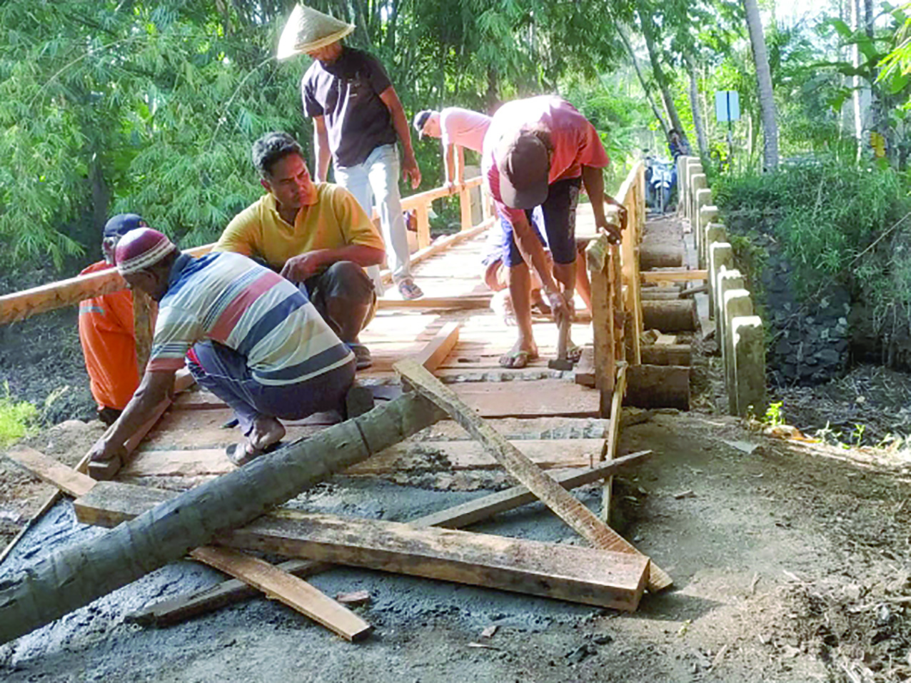 GOTONG ROYONG : Perbaikan jembatan rusak di Desa Sidoagung, Kecamatan Sruweng dilakukan secara swadaya.