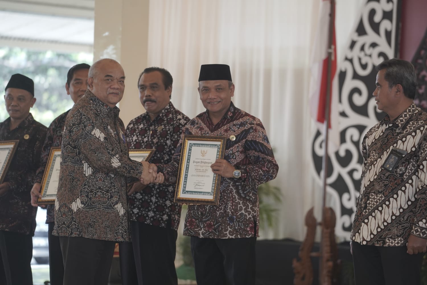 PENGABDIAN: Wakil Gubernur KGPAA Paku Alam X menyerahkan surat keputusan pensiun pegawai negeri sipil Pemprov DIY. (Dok Humas Provinsi/Radar Jogja)