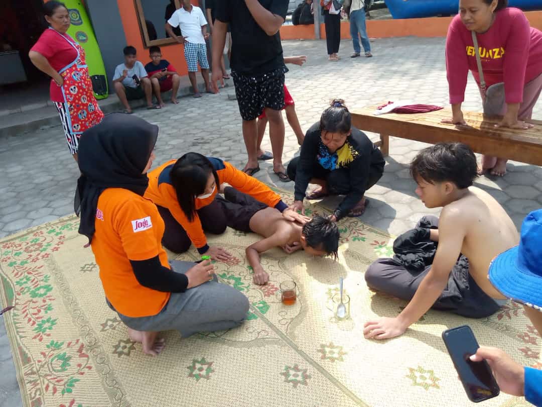 AMAN:Petugas SAR saat melakukan penanganan terhadap korban sengatan ubur-ubur di Pantai Parangtritis, Bantul. (Dok SAR Satlinmas Wilayah III Bantul)