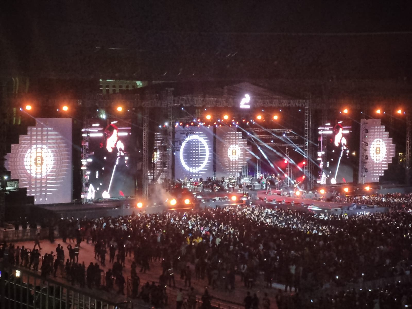 ALL STARS: Ribuan penonton memadati stadion Manahan Solo dalam konser Dewa 19 All Stars Stadium Tour 2023.(Fahmi Fahriza/Radar Jogja)