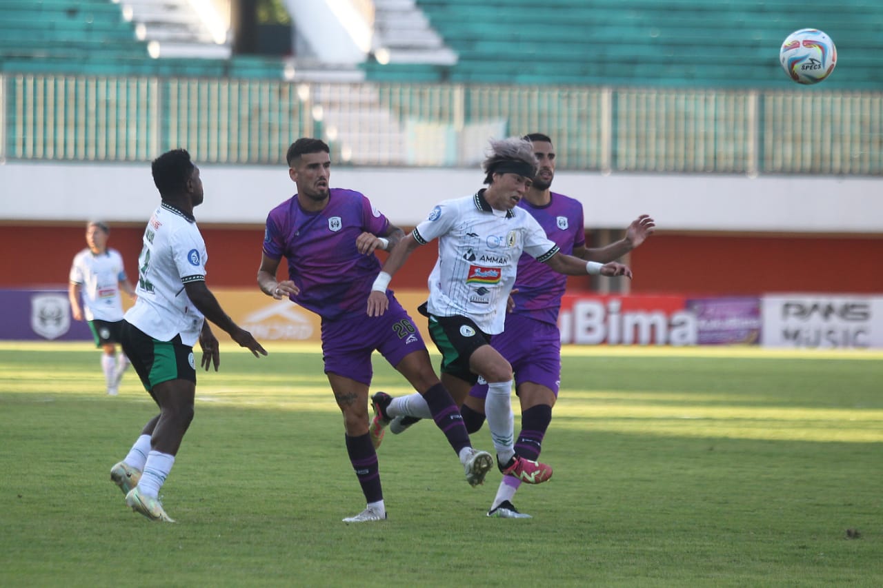 DRAW: Pemain PSS Kei Sano melewati kawalan pemain RANS Nusantara FC di Stadion Maguwoharjo Minggu (30/7). (Guntur Aga Tirtana/Radar Jogja)