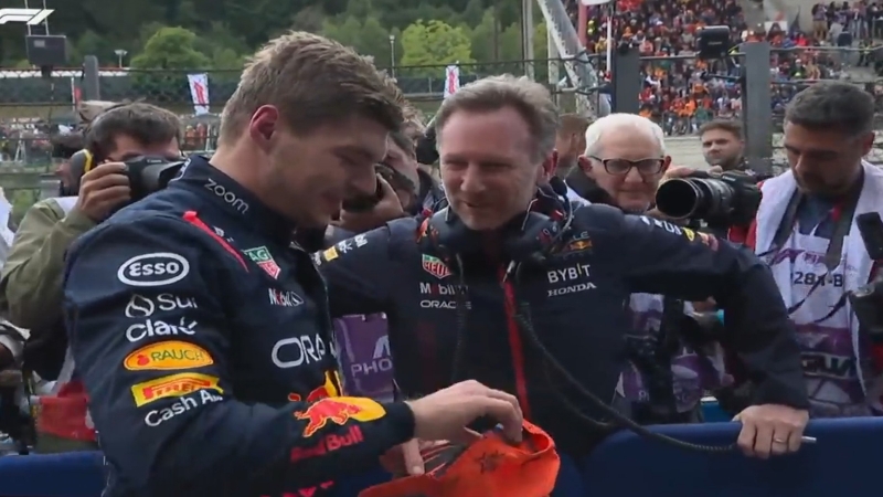 MENANG LAGI: Max Verstappen dan Christian Horner usai balapan F1 Belgia Minggu malam (30/7). (Istimewa)