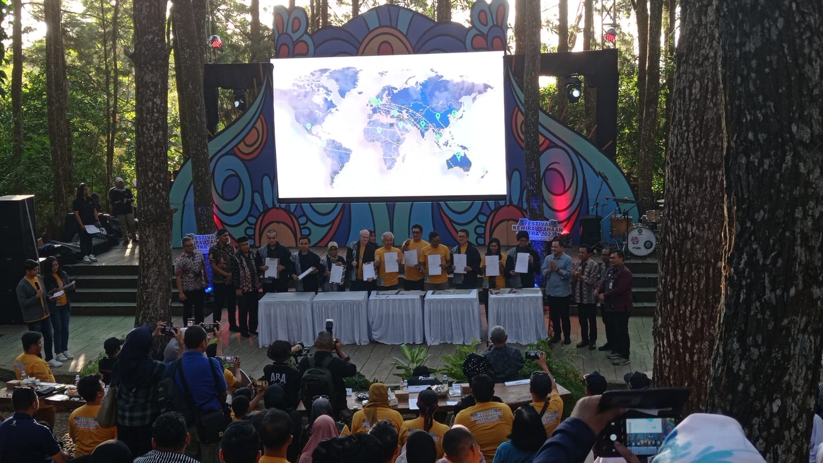 LAKU TERJUAL: Penandatanganan Business Matching Produk Desa Sejahtera Astra yang mempertemukan penjual dan pembeli dari luar negeri.