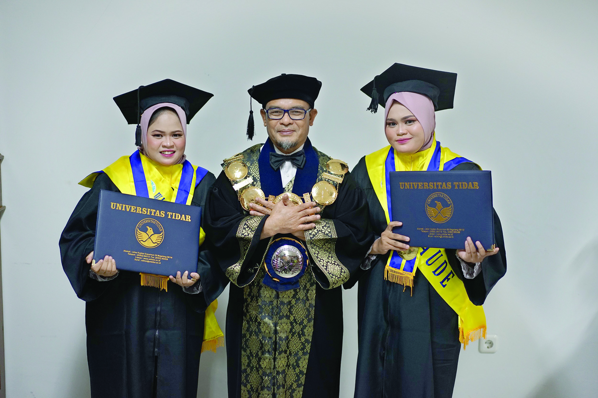 BERPRESTASI: Sherla bersama saudari kembarnya, Sherli berhasil menjadi lulusan dengan predikat Cumlaude di Universitas Tidar, Sabtu (29/7).