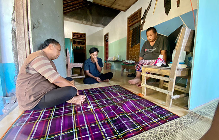 LEKAS SEMBUH - Perwakilan THL Gunungkidul saat menjenguk rekan kerja, Suharno di kediamannya Sodo, Paliyan akhir pekan lalu.