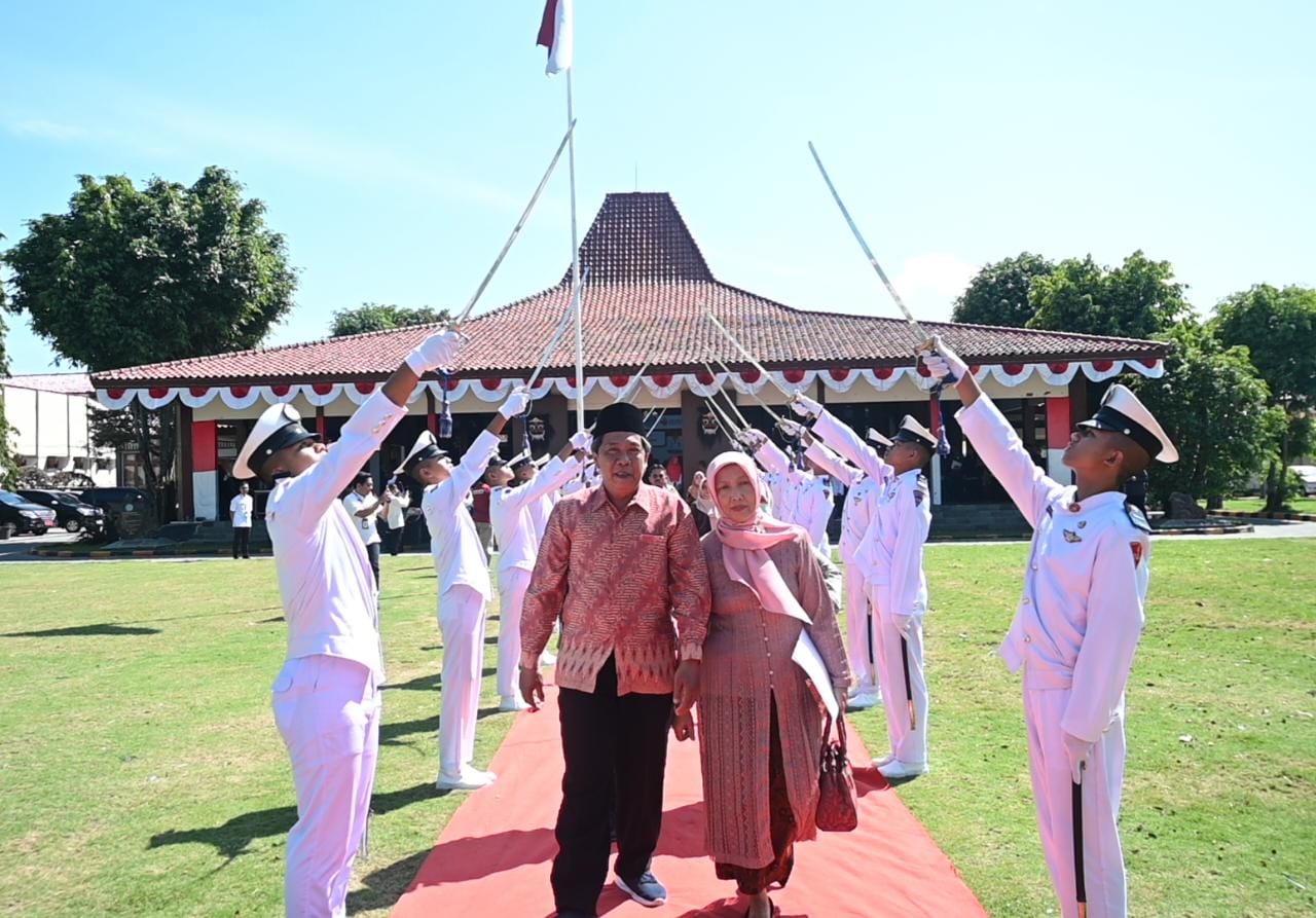 PELEPASAN : Para ASN purna tugas di lin gkungan Pemkab Kebumen disambut upacara pedang pora.