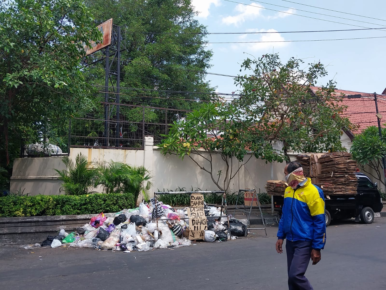 DARURAT: Tumpukan sampah tak jauh dari Malioboro, tepatnya di seputar TBY, tempat seniman berkumpul, Senin siang (31/7/2023). (Wulan Yanuarwati/Radar Jogja)