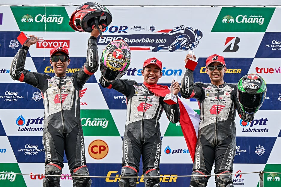 JUARA: Pebalap binaan AHRT Decksa Almer Alfarezel meraih podium tertinggi pada dua race seri ke-4 balap Honda Thailand Talent Cup (TTC) di Chang International Circuit, Buriram, Thailand. (Dok AHRT)