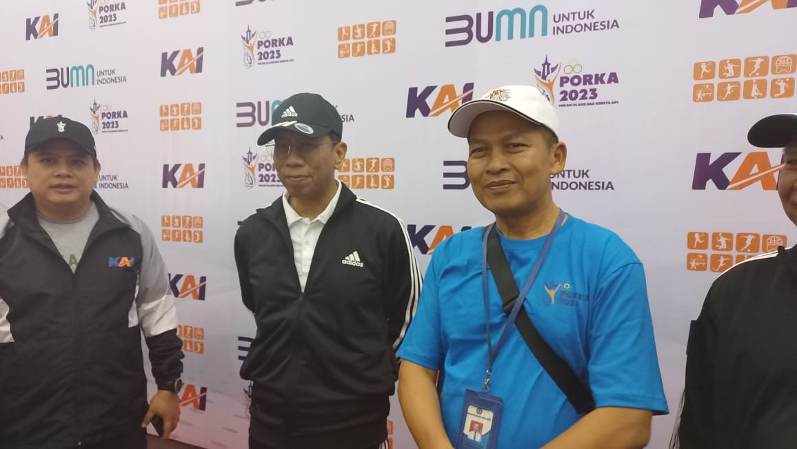 SPORTIF : Dirut PT KAI Didiek Hartyanto sebelum pembukaan Porka 2023 di GOR UNY Senin malam (31/7). (Winda Atika Ira P/Radar Jogja)