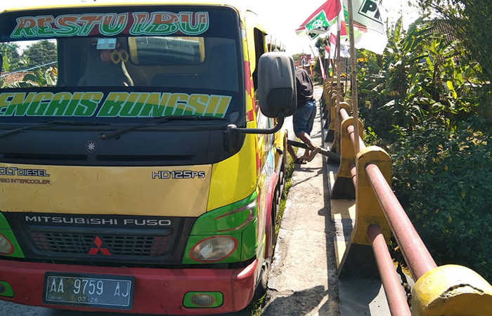 KETAHUAN :Sebuah truk tangki tertangkap basah oleh warga sedang membuang cairan limbah ke Sungai Kemit, Karanganyar, Kebumen.